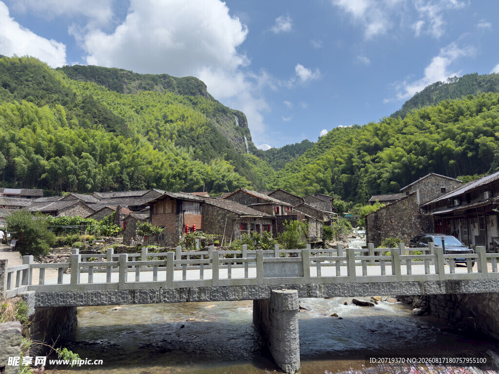 山间古桥伴绿水与村落