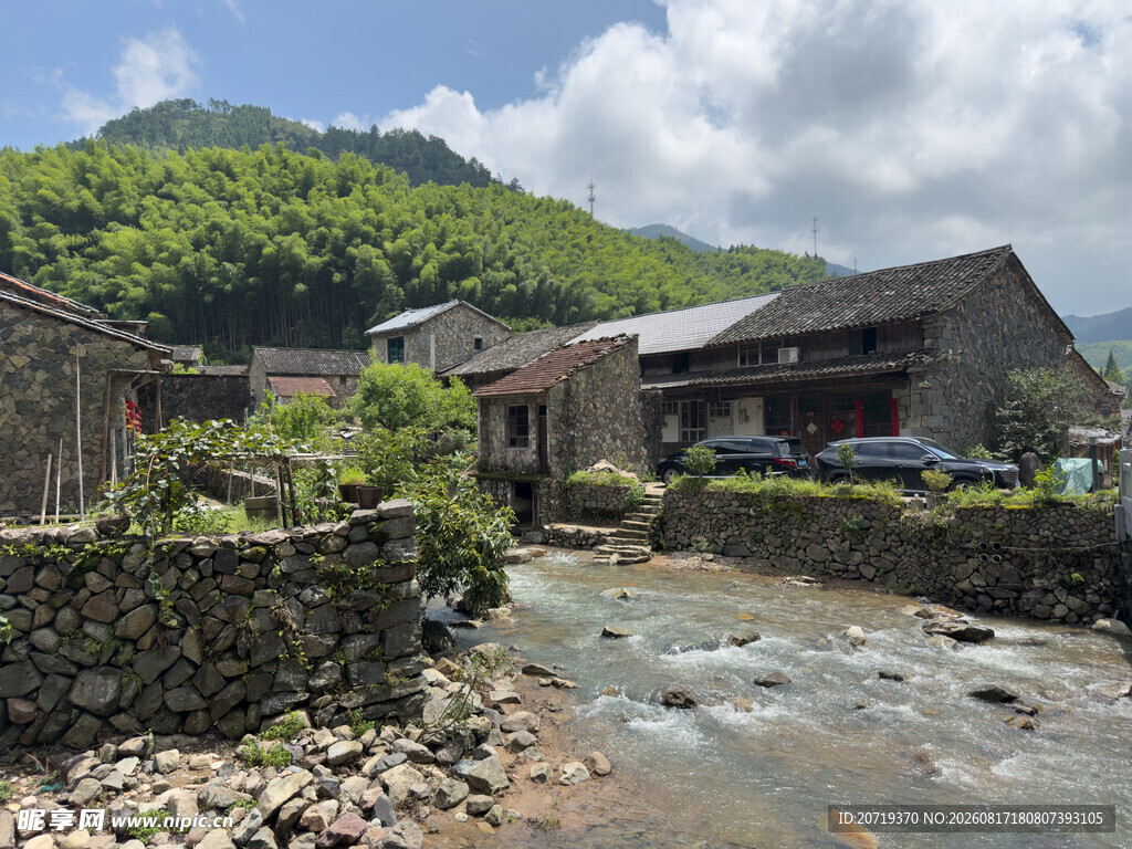溪边古朴村落风景