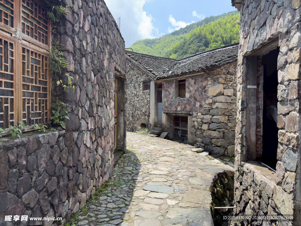 岩下石头村
