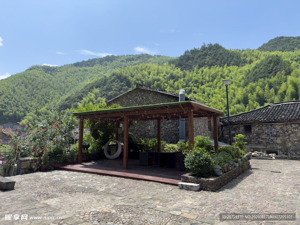 山间古朴凉亭