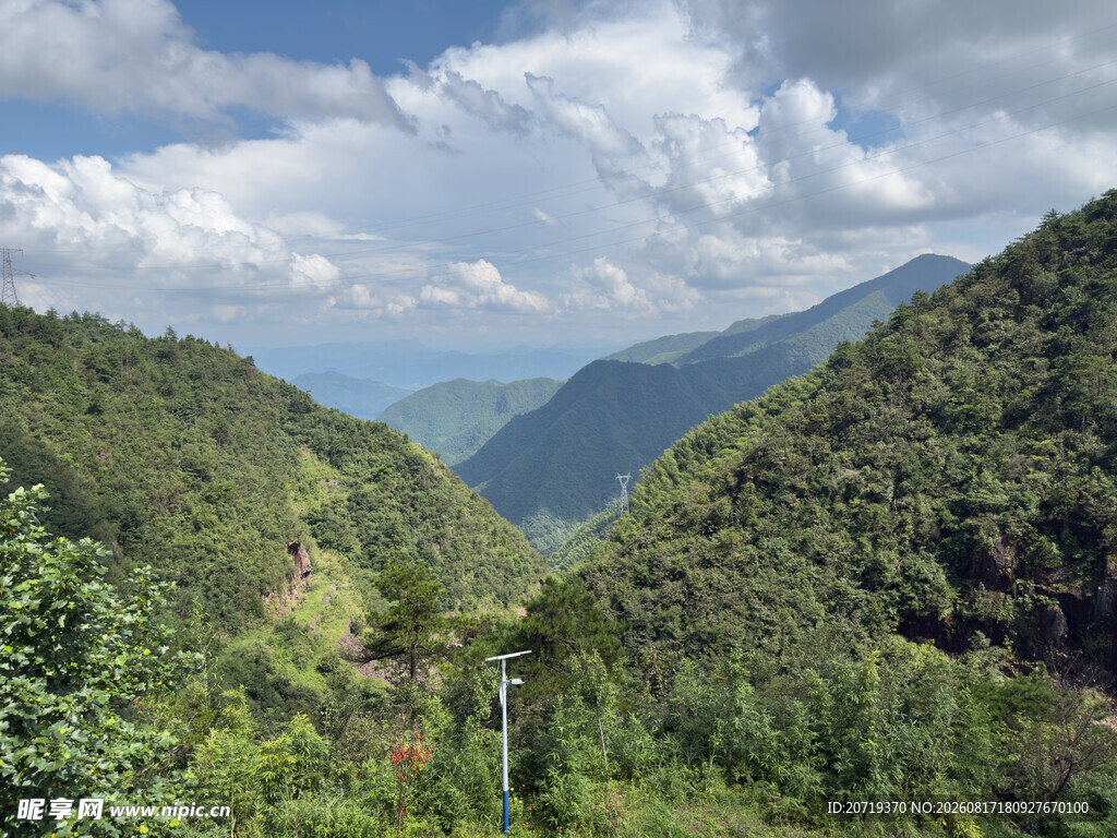 青山幽谷间的秀丽风光