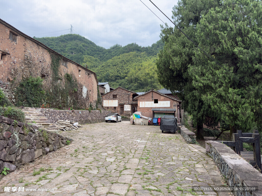 古朴乡村石板路小巷景致