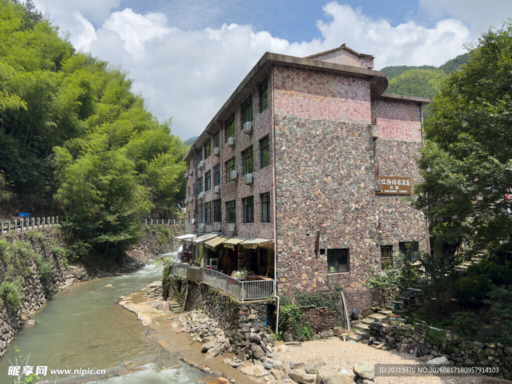 溪边古朴石砌多层建筑