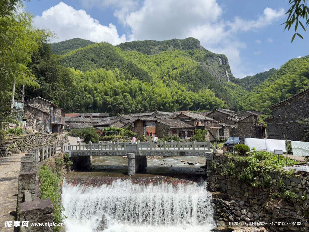 山间村落流水美景
