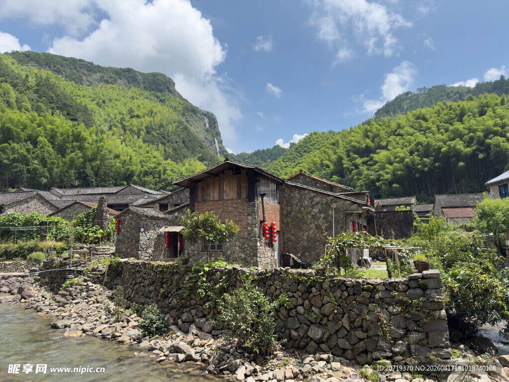 溪边古朴小屋