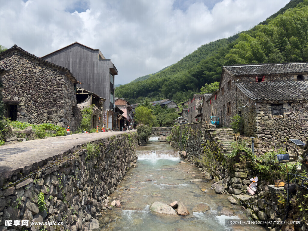 岩下石头村