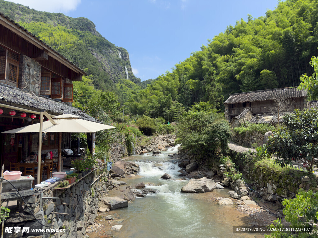 溪边山居美景
