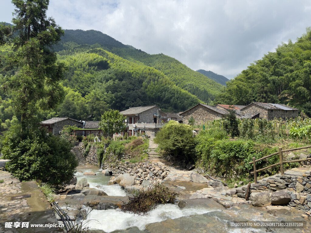 山间溪流旁的古朴村落