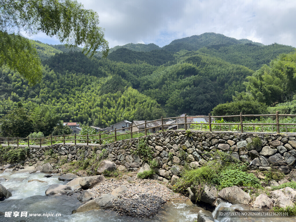 山间溪流旁的宁静村落