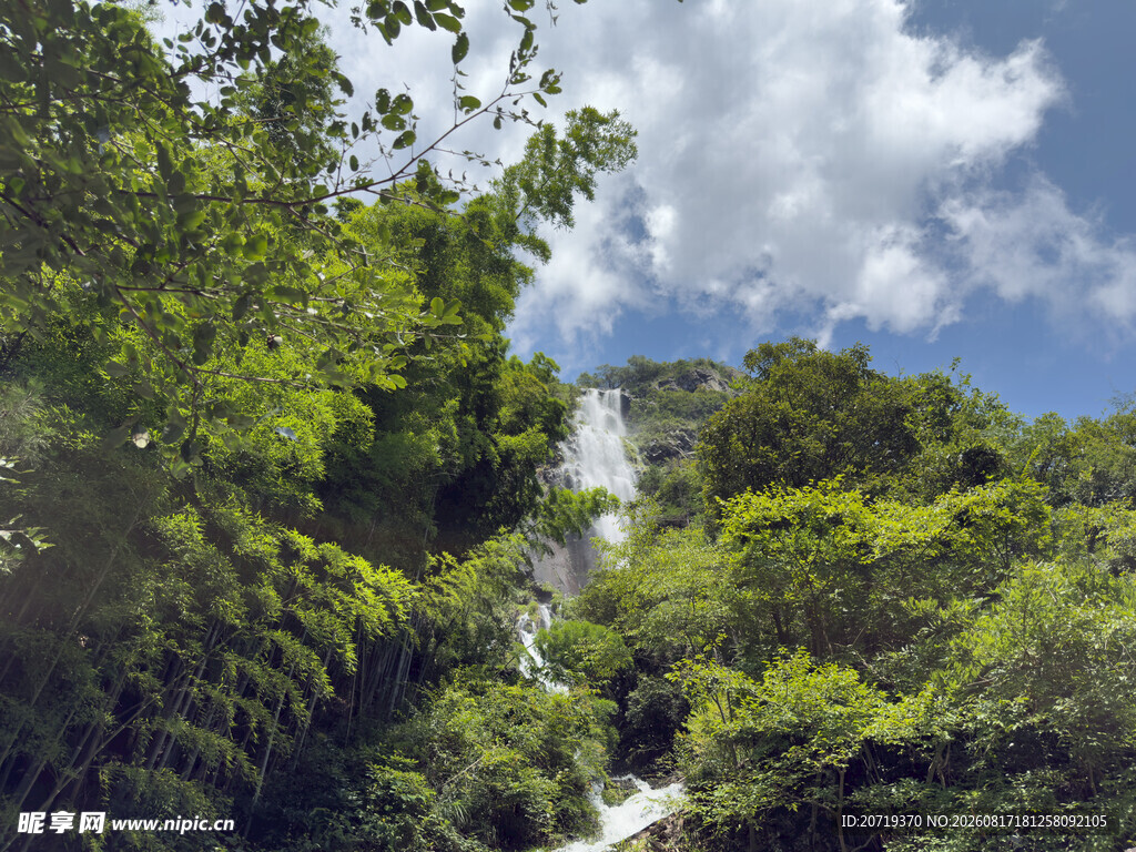 山林间的飞瀑美景
