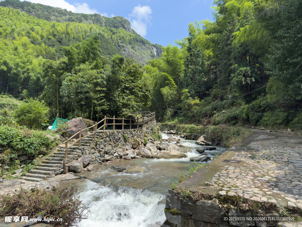 山间溪流风景