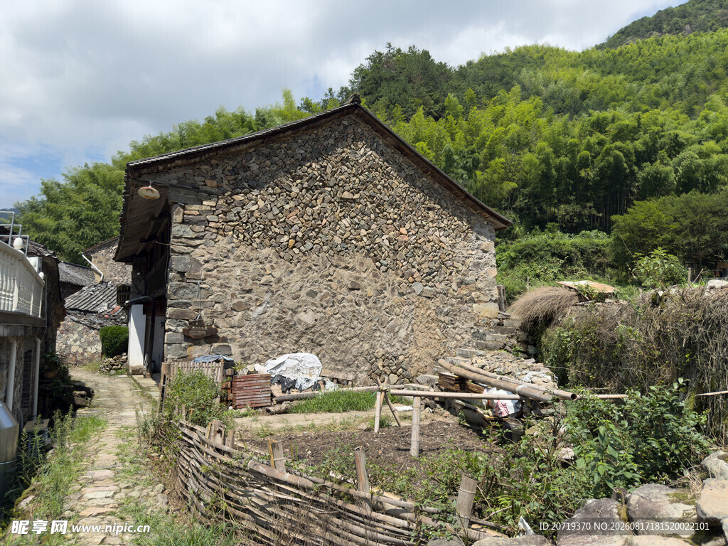 山间石屋