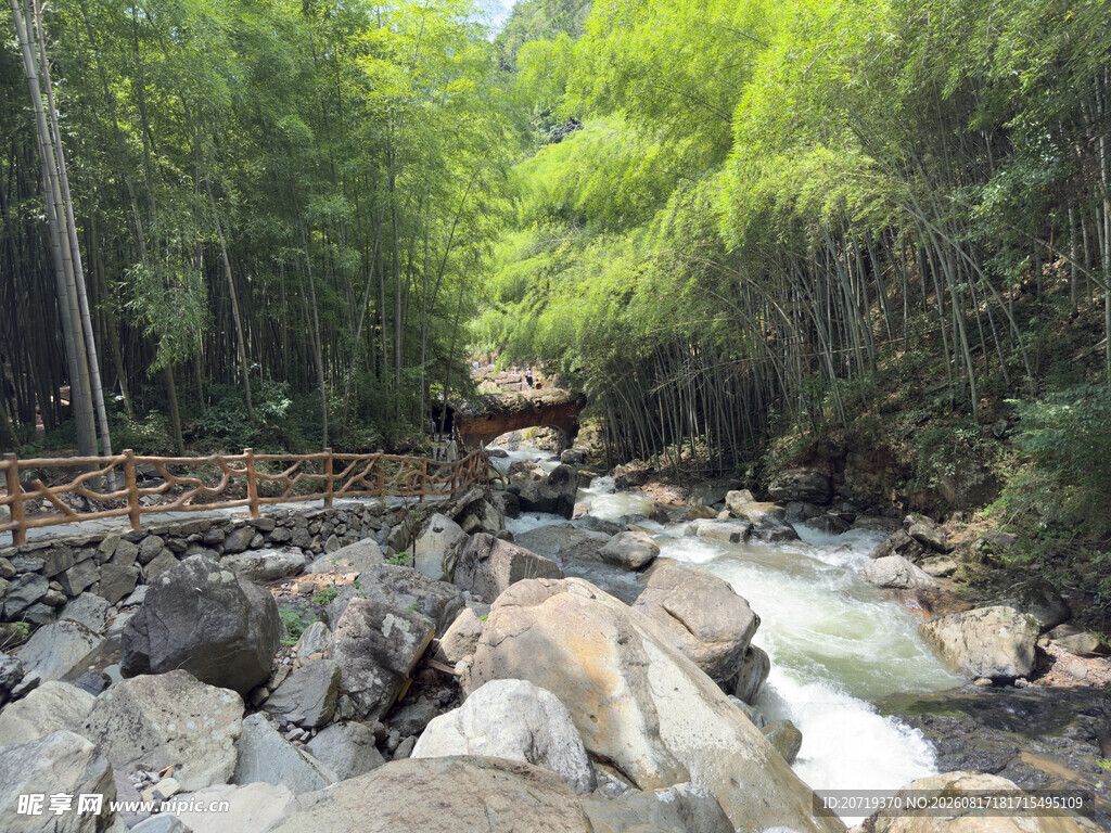 山林间潺潺溪流与巨石