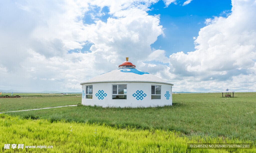草原上的白色特色小屋