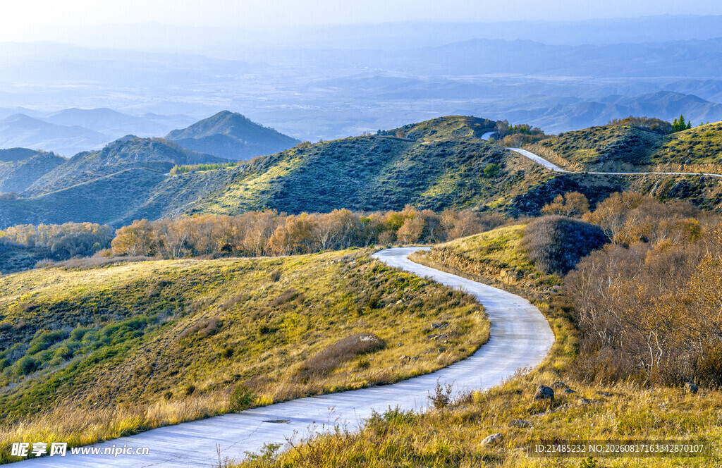蜿蜒山路于秀丽山间