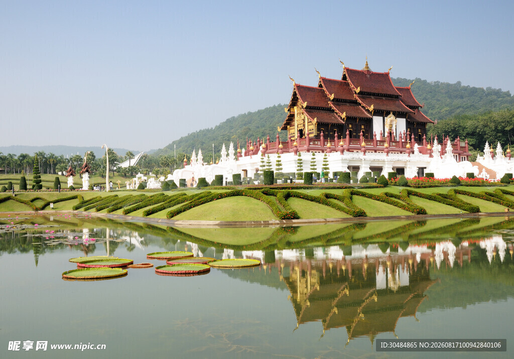 湖畔泰式建筑景观倒影
