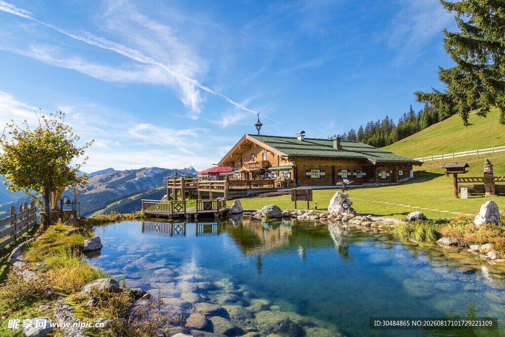 湖畔山间小屋的秀丽风光