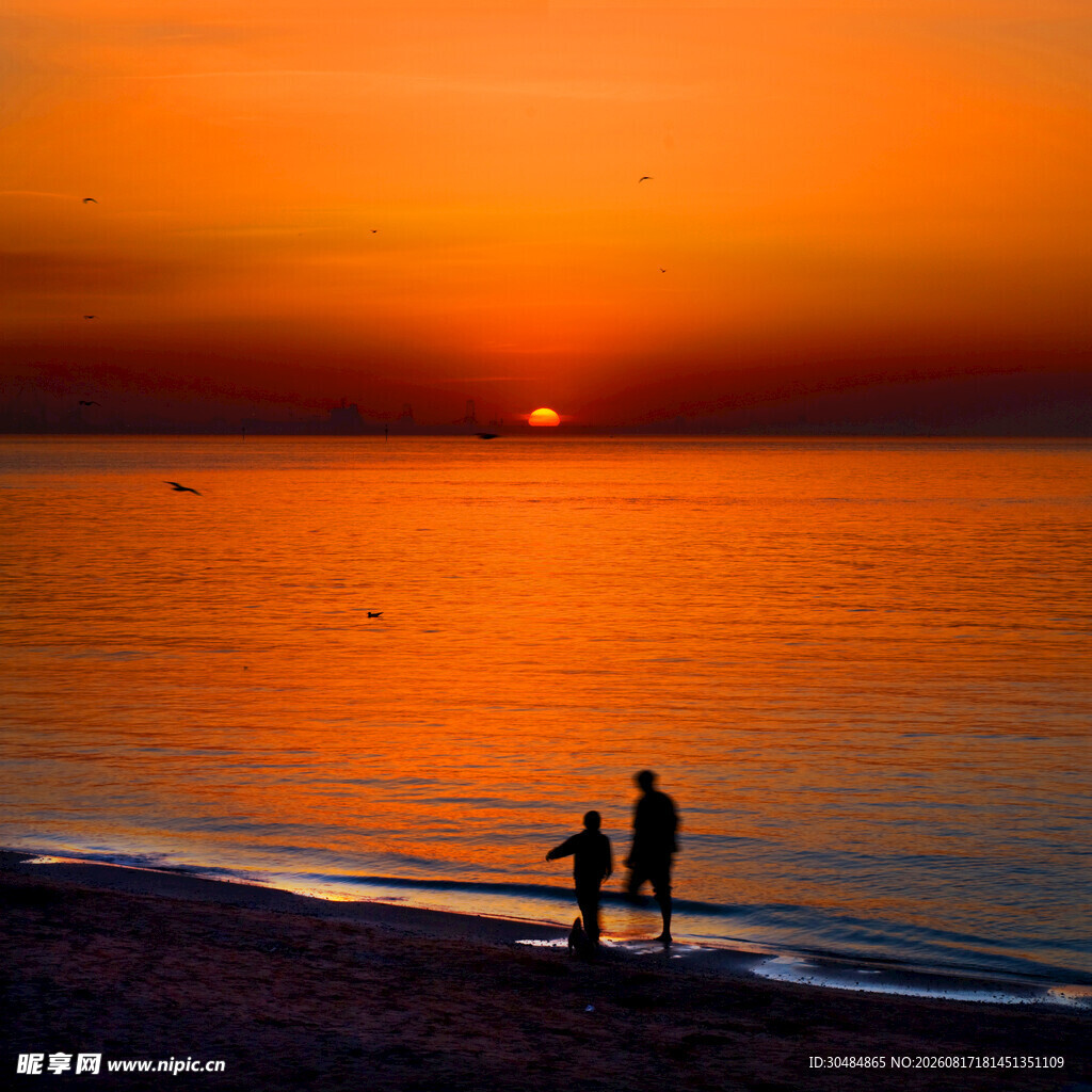 夕阳下海边的浪漫身影