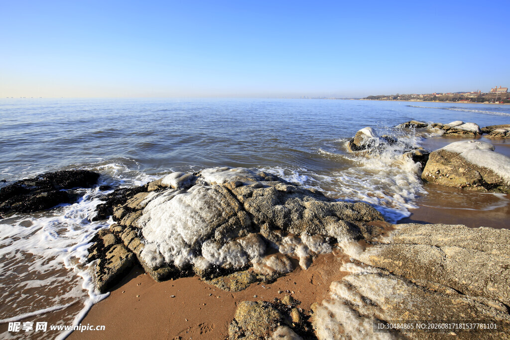 海边礁石与翻涌海浪