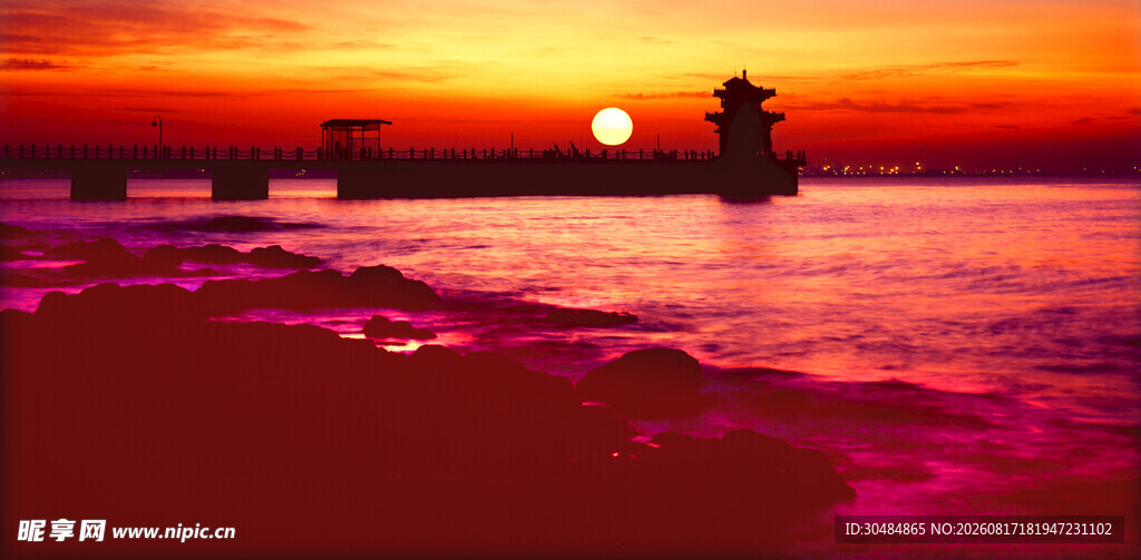海边日落时的灯塔美景