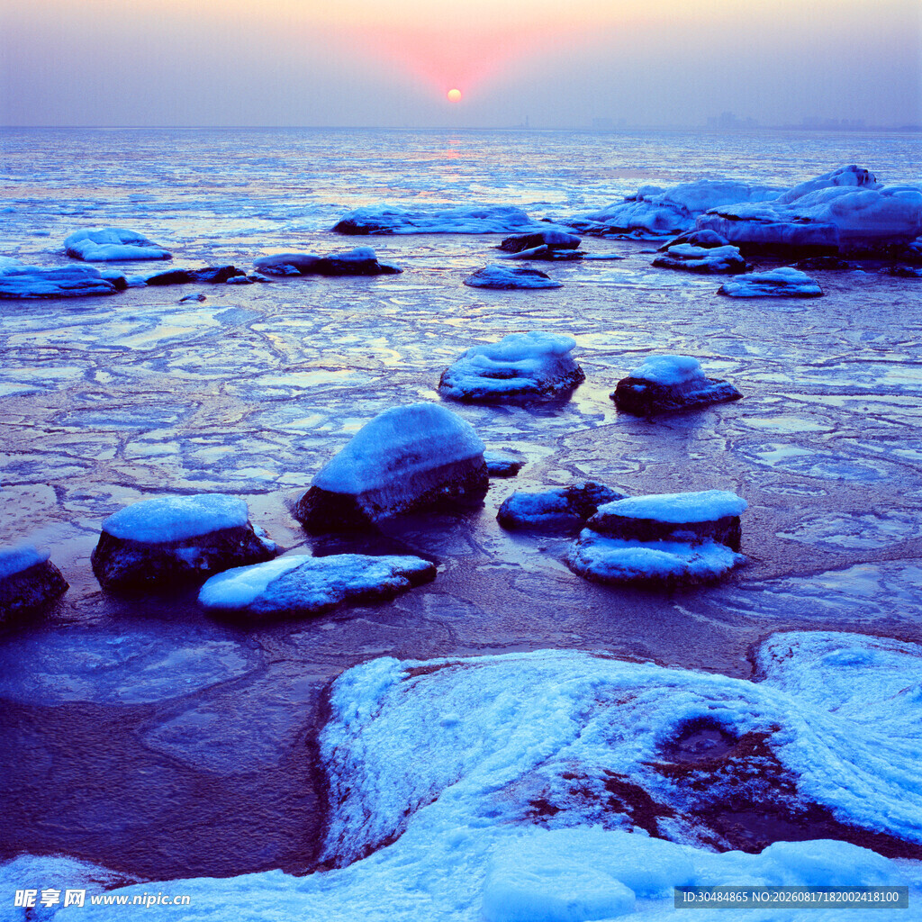 冬日海边覆雪礁石美景
