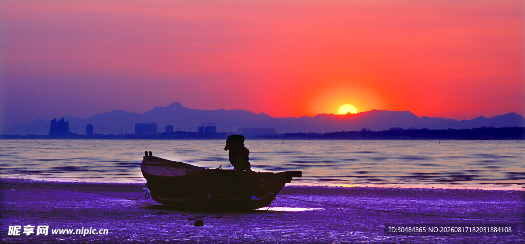 夕阳下的海边孤舟