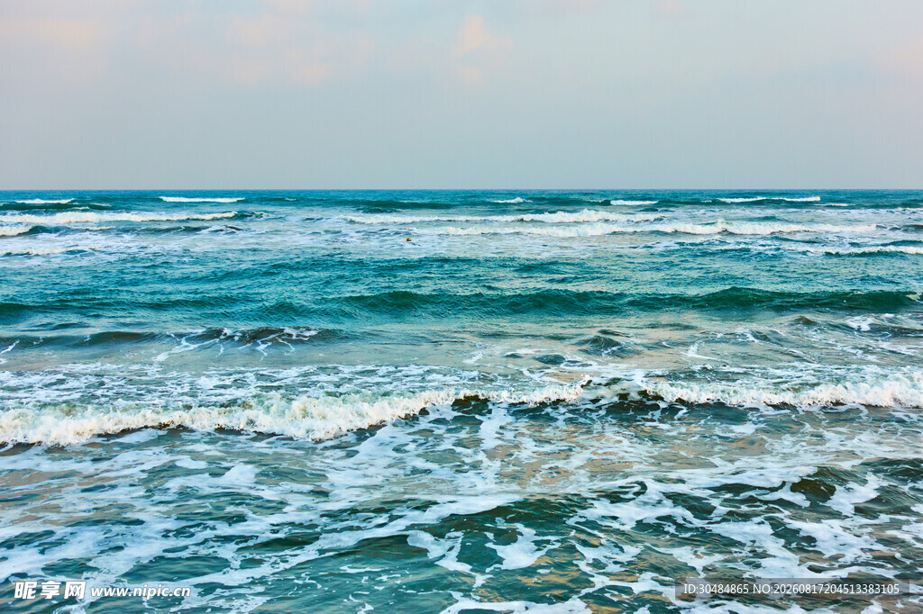 海浪翻涌的美丽海岸线
