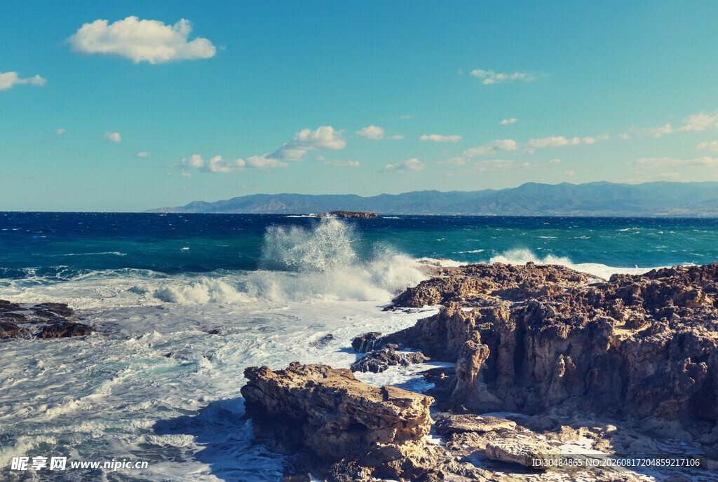 海边礁石与翻涌海浪景观