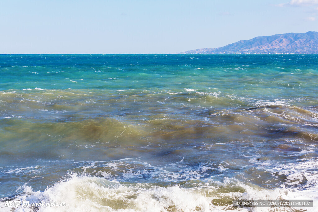 海浪翻涌的蓝色海洋景观