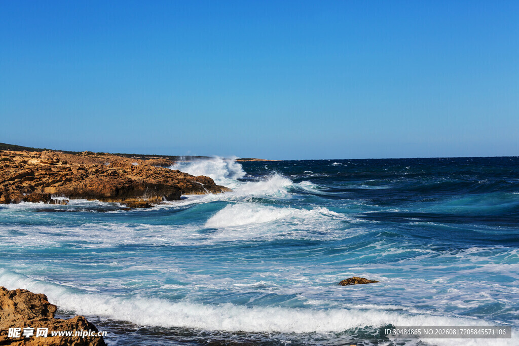 海边浪花拍打礁石美景