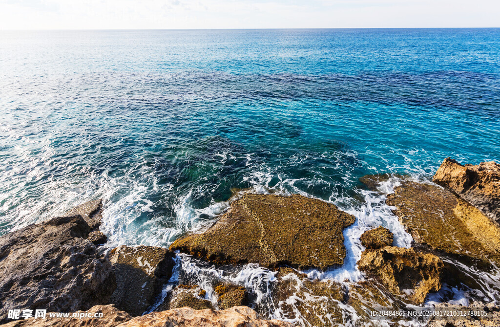 海边礁石与翻涌海浪