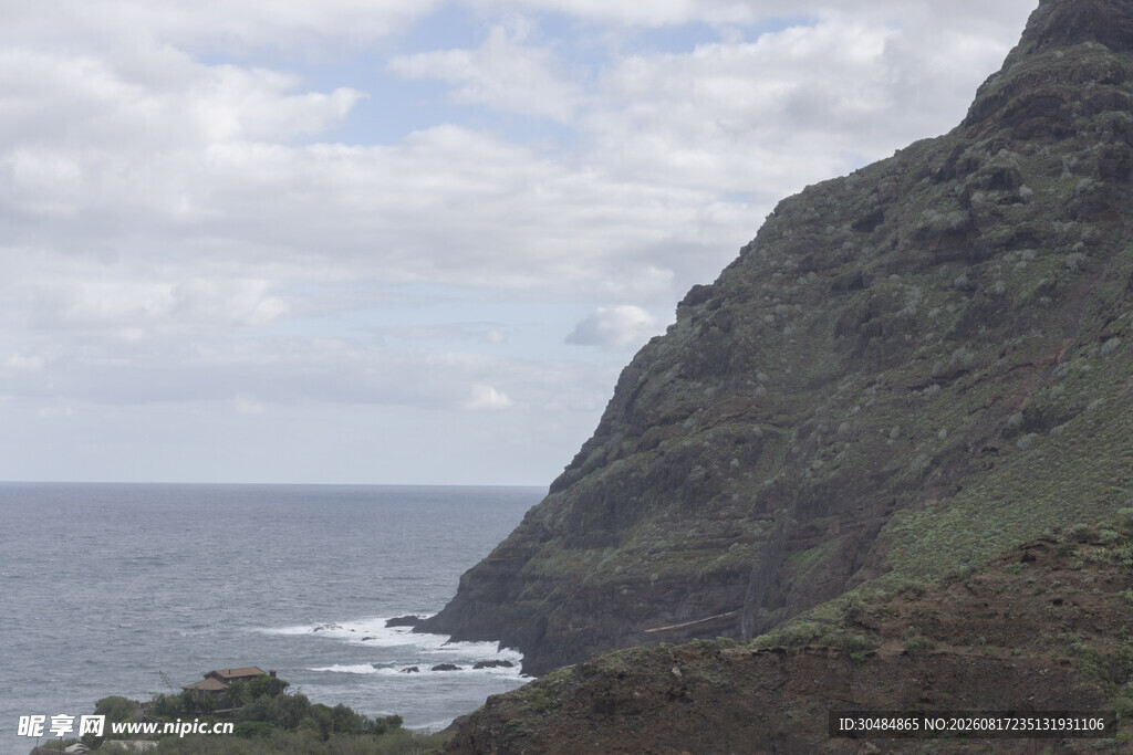 海岸边的陡峭山峦