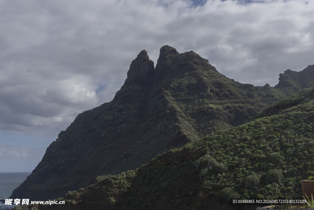 巍峨山峦与葱郁植被景观
