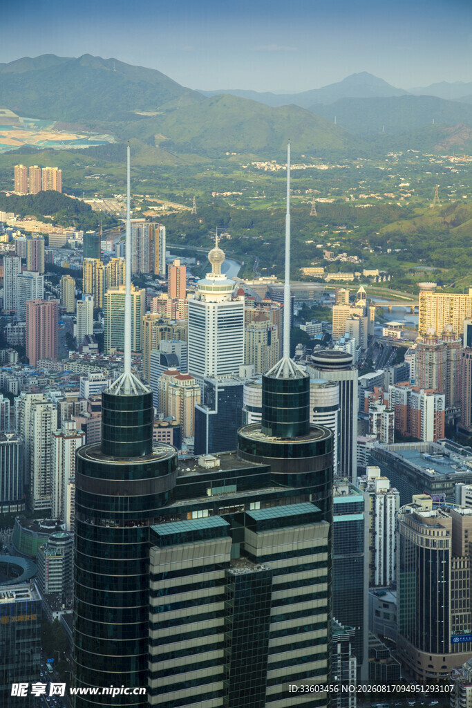 都市天际线高楼与远山