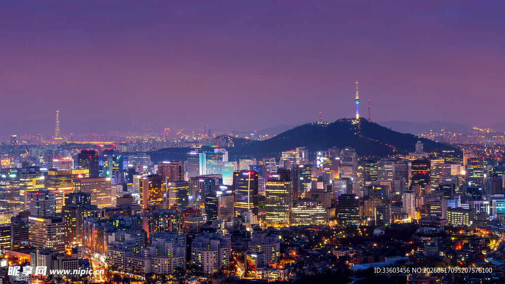 城市夜景与远山相映成趣