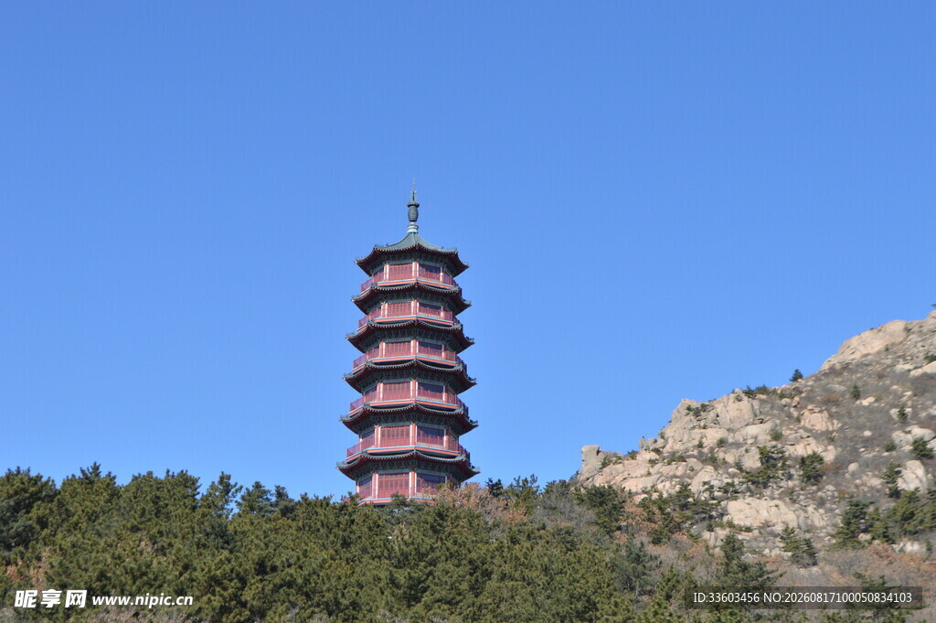 山间红塔映蓝天