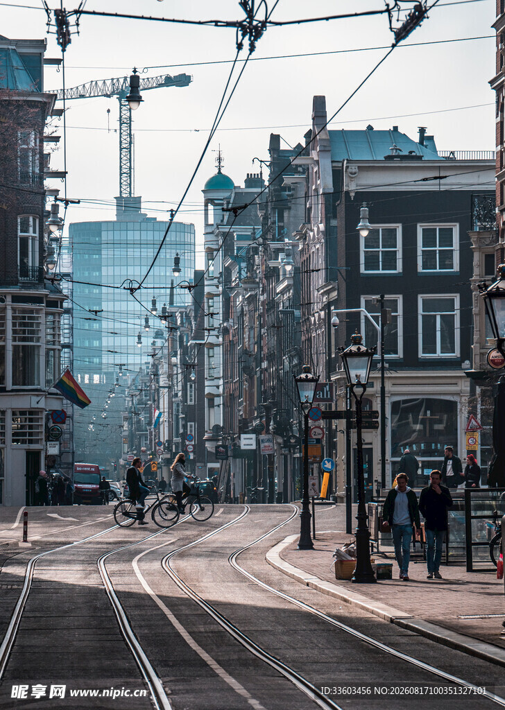 城市街道中的电车轨道景观