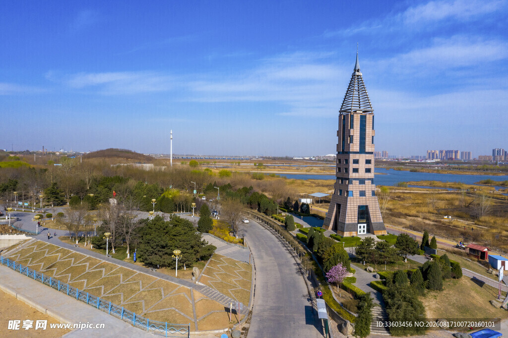 湖畔钟楼风景