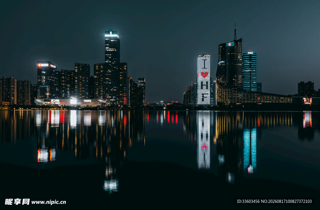 城市夜景倒影璀璨迷人