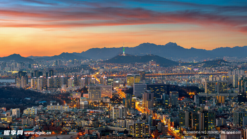 城市暮色中的山峦美景