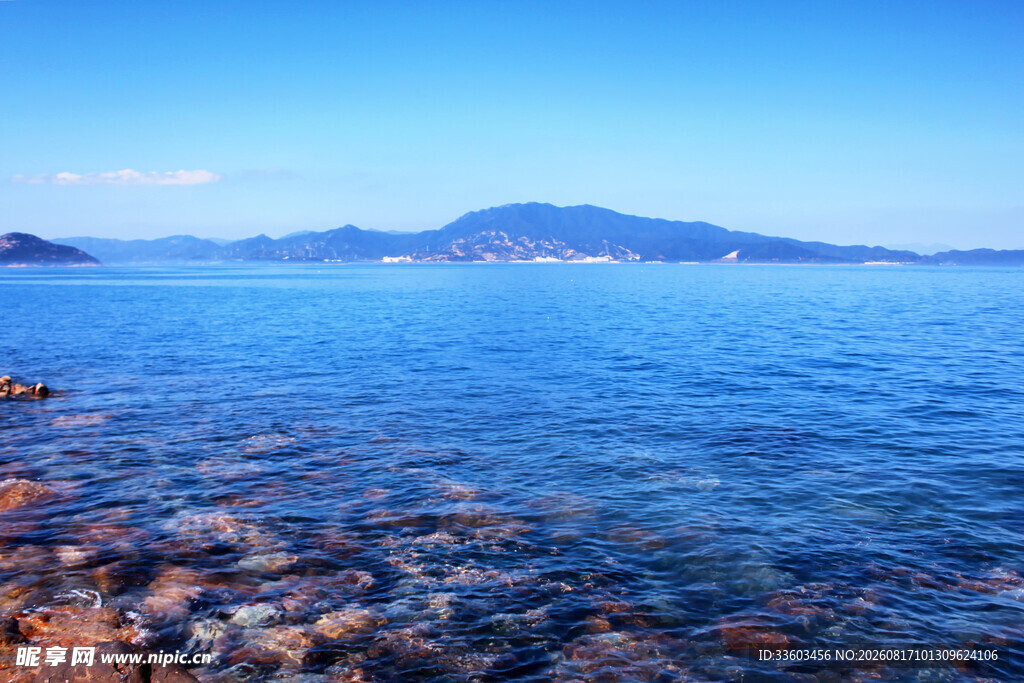 海边风光清澈海水与远山