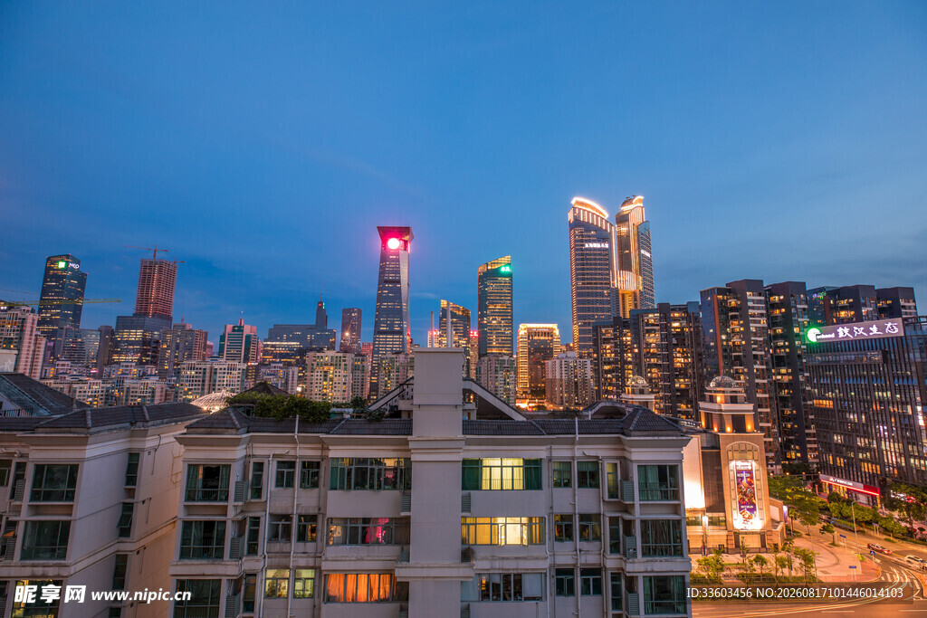 城市夜景中的繁华建筑