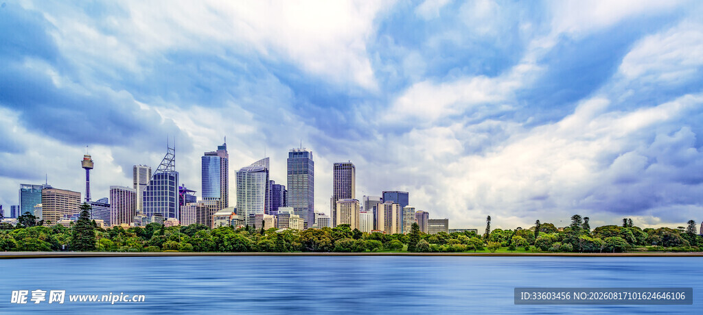 湖畔城市天际线美景