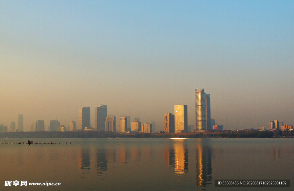 湖畔城市天际线美丽景致