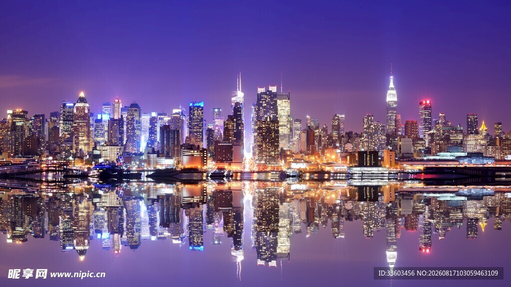 璀璨都市夜景水中倒影