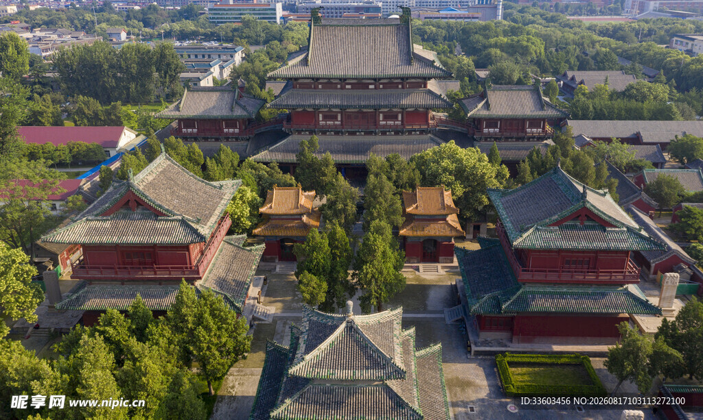 俯瞰中式古建筑群