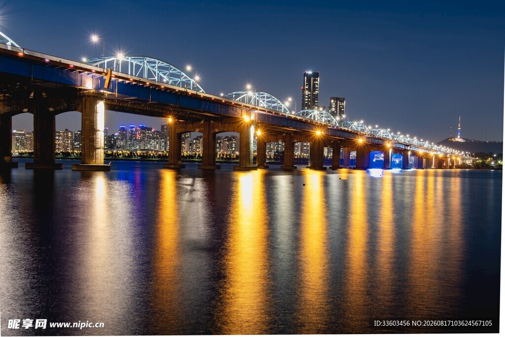 夜晚璀璨大桥及其水中倒影