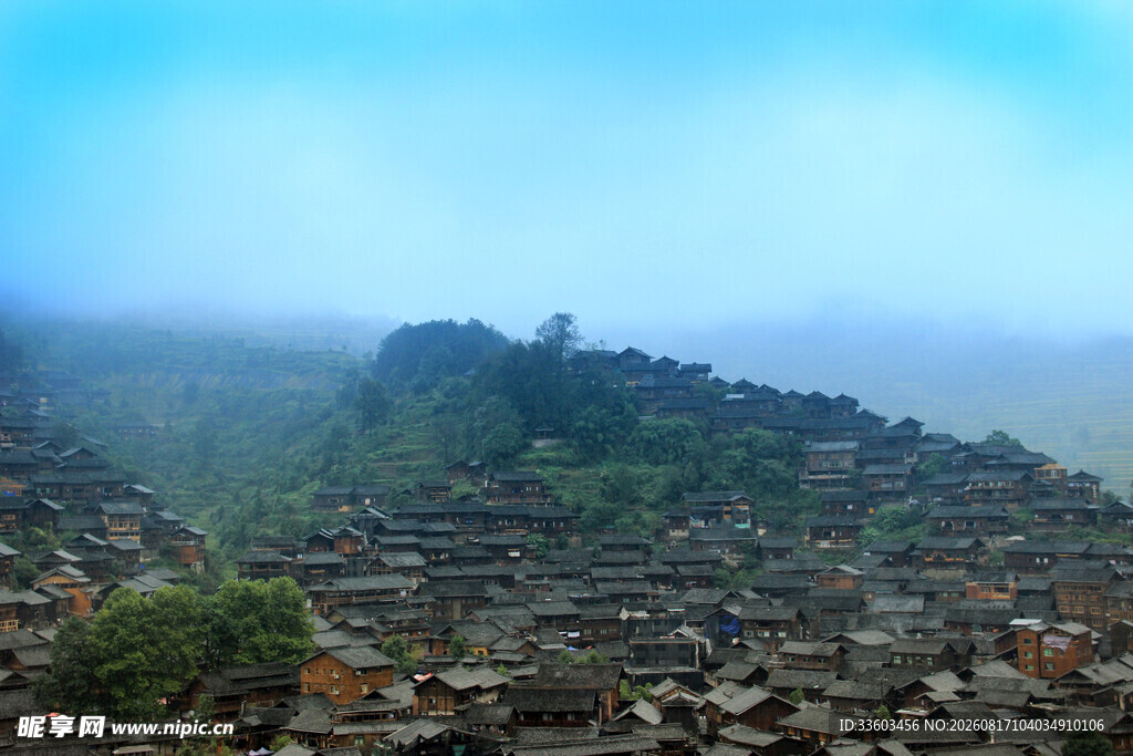 山间雾中错落的石砌建筑