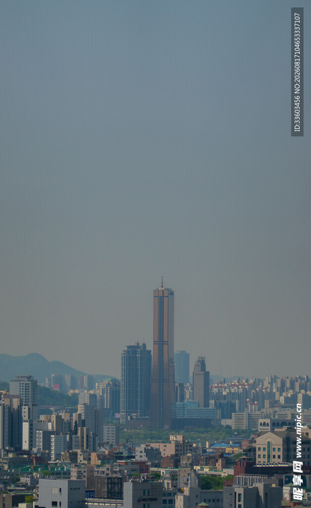 城市天际线高楼与远山