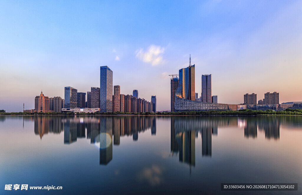 城市天际线与湖面倒影美景